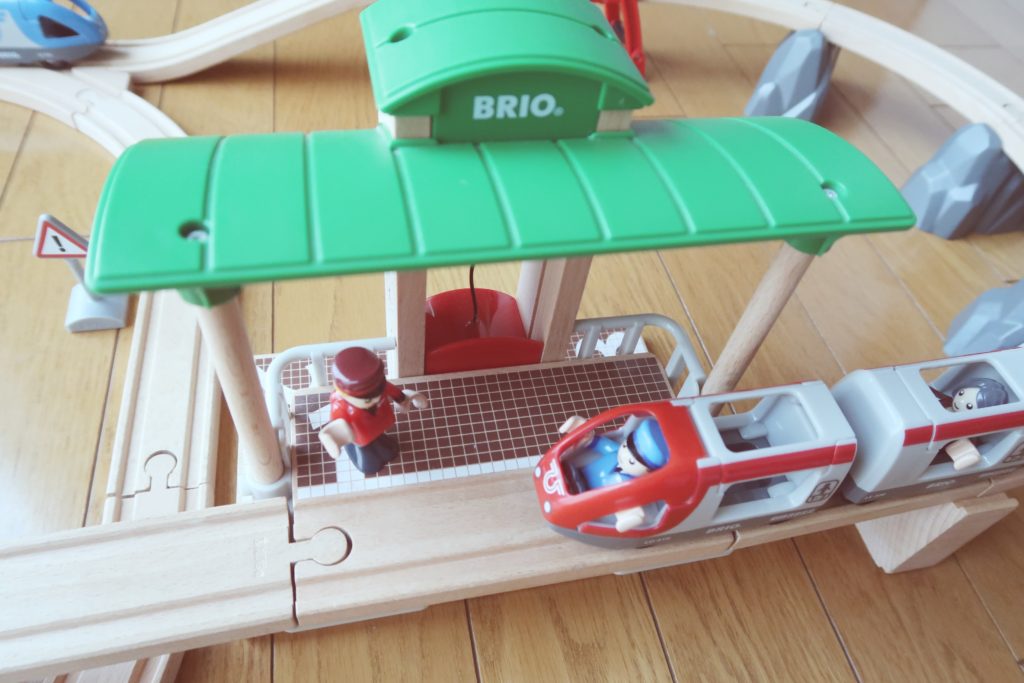 BRIO(ブリオ)とトイザらスの木製レールは互換性あり！追加でレールを 