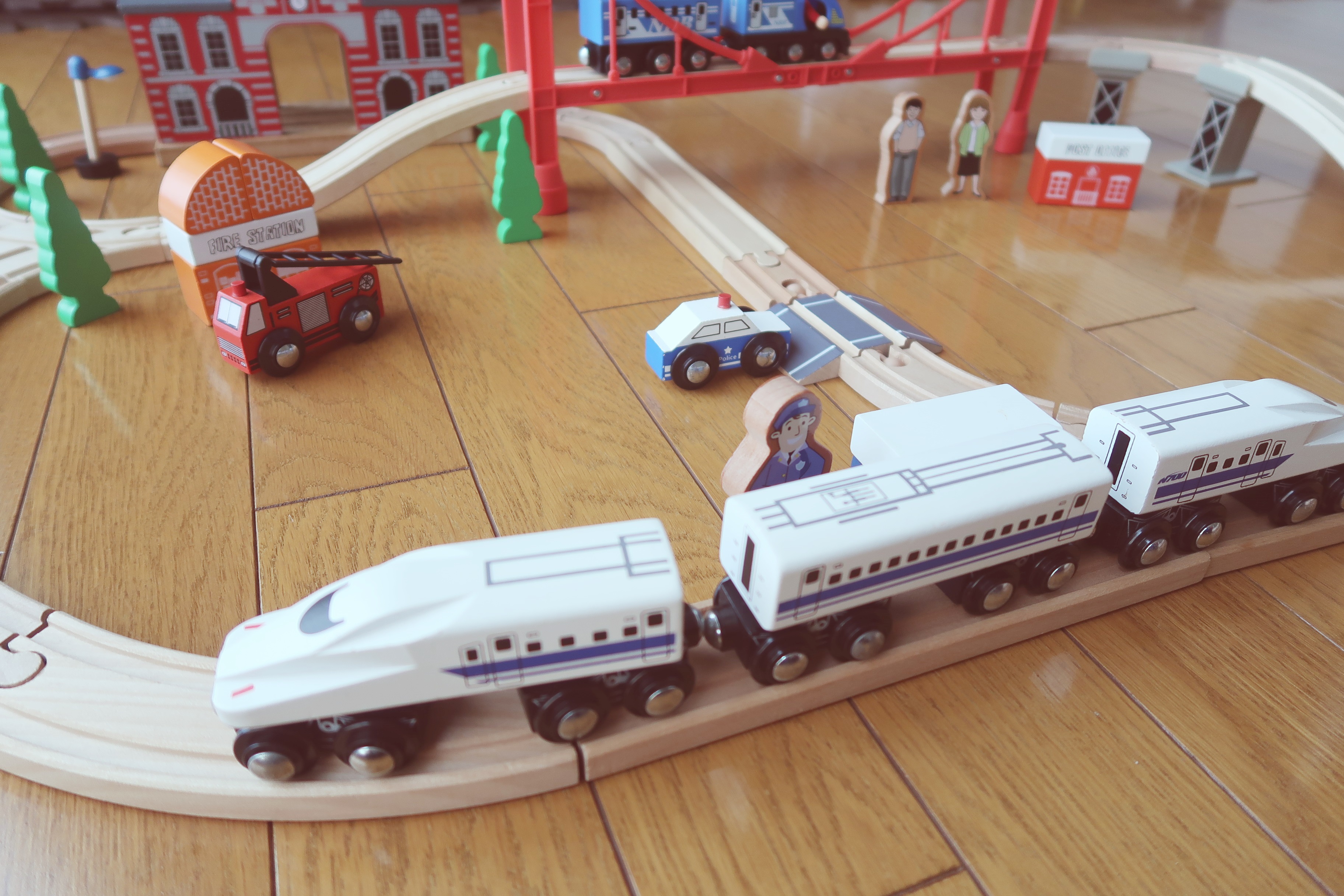 トイザらスの電車は木製レールでコスパよし！イマジナリウムトレインセットで遊んだよ | おもちゃであそぼ！